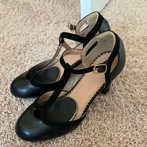 size 8 - dsw - journee collection - t-strap black heels